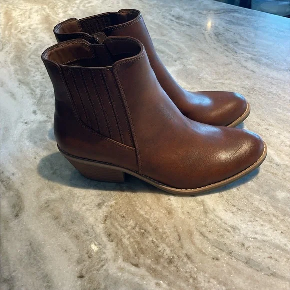 NWOT Euro by Sofft Brown Sz 10 Side Zip Ankle Boots. Extra comfortable! - Picture 1 of 4